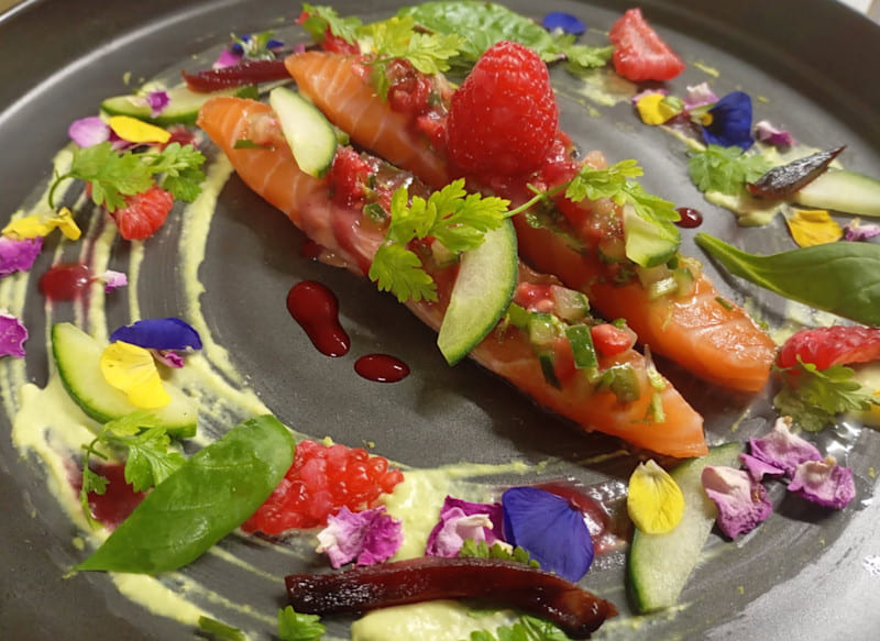 Pavé de saumon mariné, herbes fraîches et fleurs comestibles — carte Automne-Hiver AMC Traiteur
