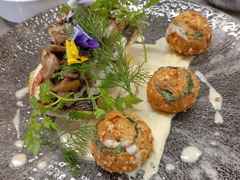 Bouchées cocktail dressées, herbes fraîches et fleurs — formule cocktail AMC Traiteur